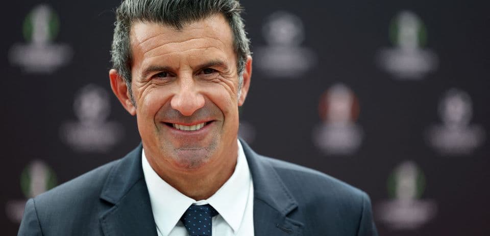 Homme souriant en costume lors d'un événement