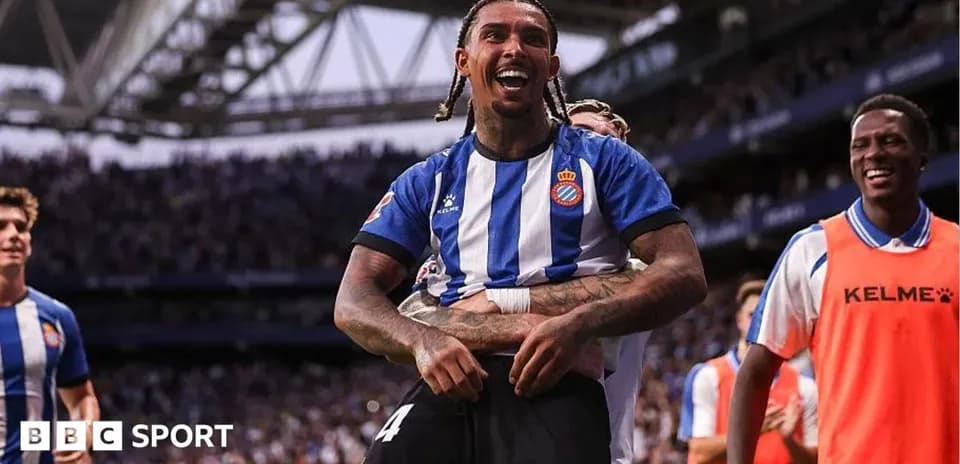 Joueur du RCD Espanyol célébrant un but avec coéquipiers
