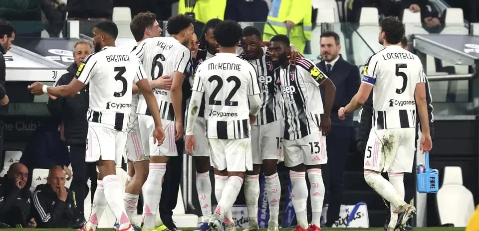 Joueurs de la Juventus célébrant un but ensemble