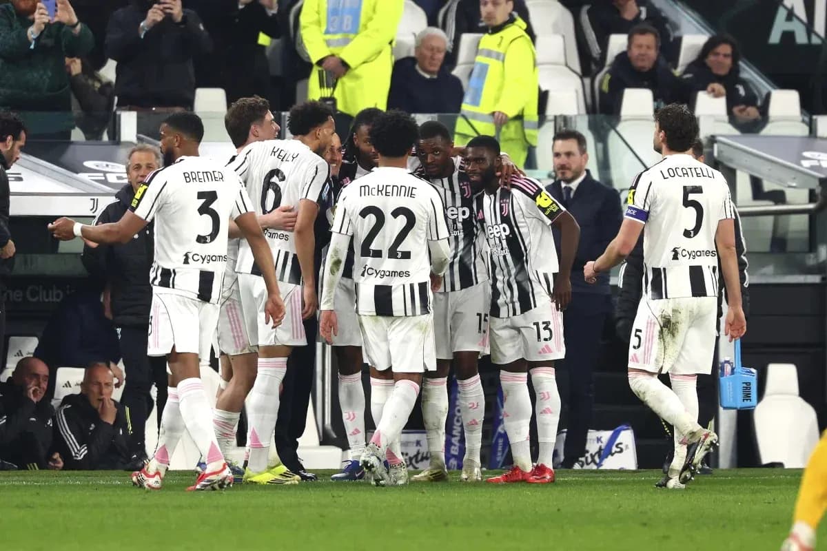 Joueurs de la Juventus célébrant un but ensemble