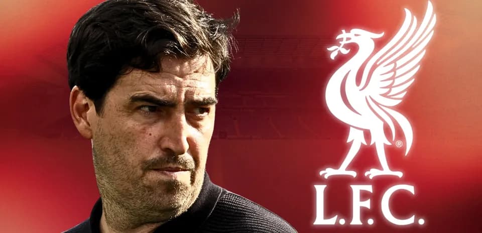 Entraîneur de Liverpool avec logo en arrière-plan