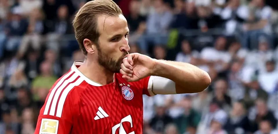Joueur de Bayern Munich embrassant son bras en match