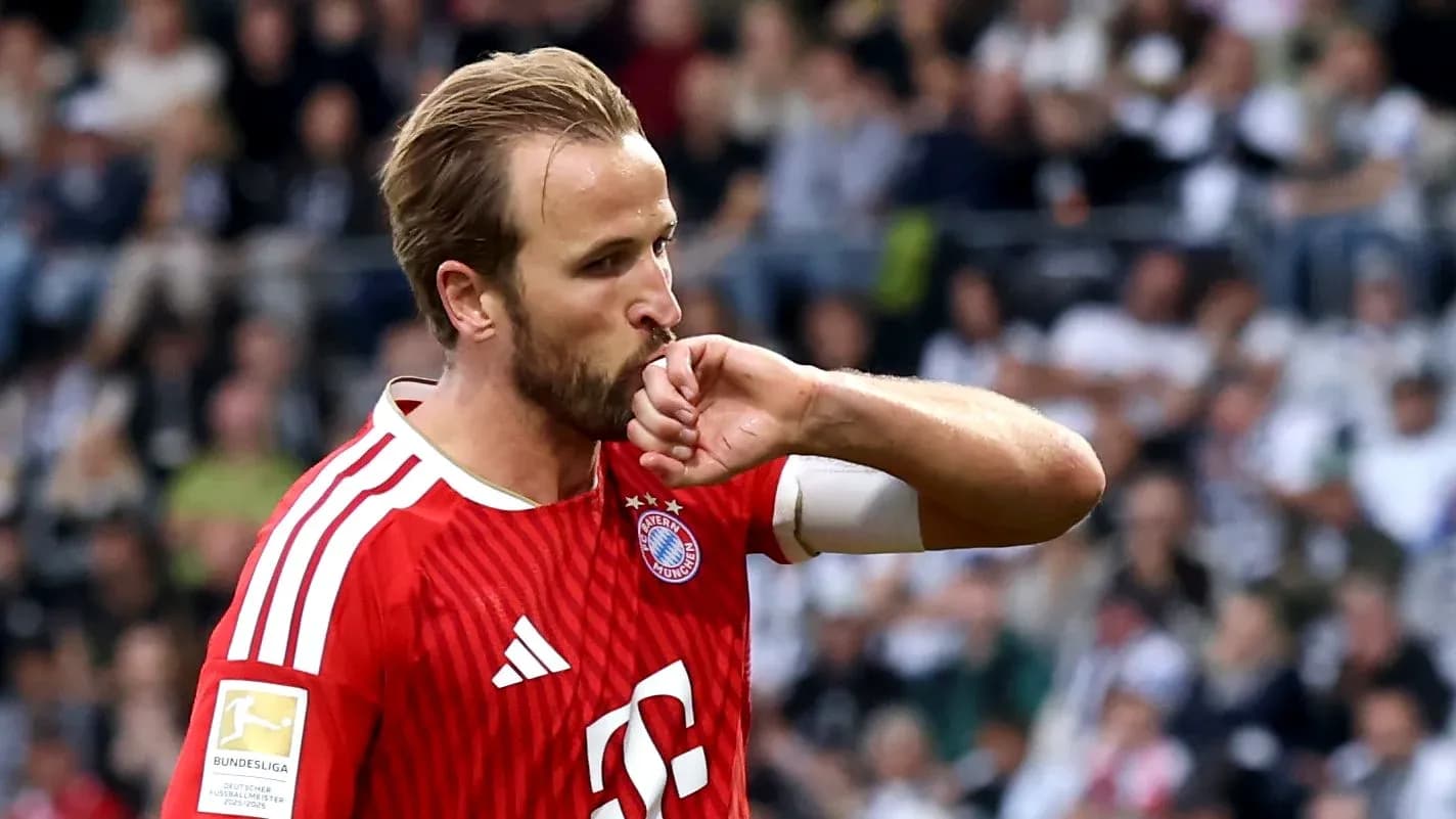 Joueur de Bayern Munich embrassant son bras en match