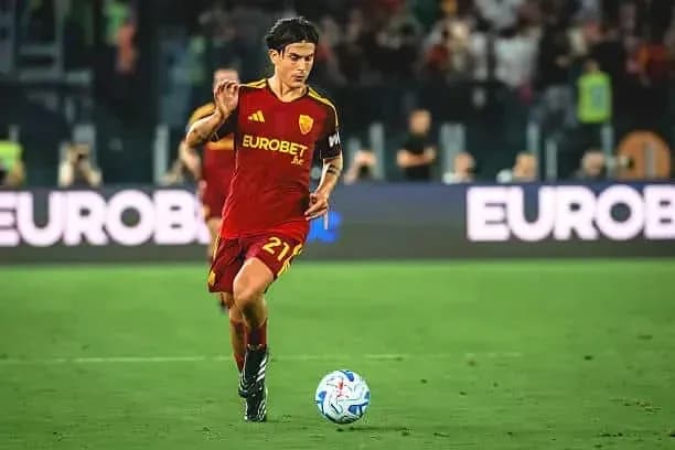 Joueur de l'AS Roma en action avec le ballon