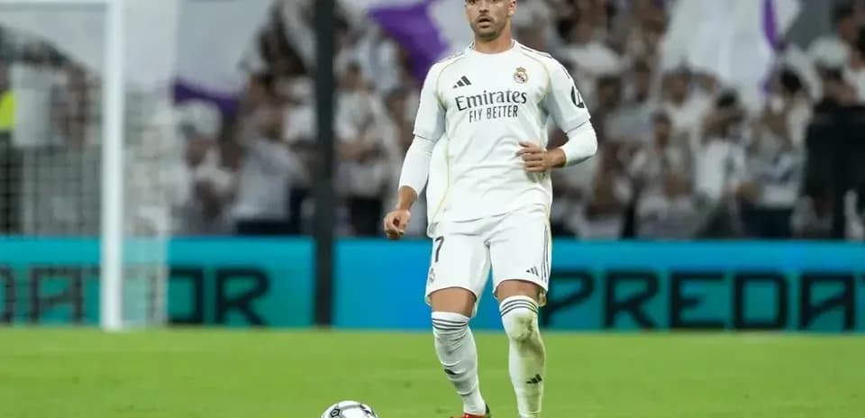 Joueur de Real Madrid se préparant à tirer un coup franc