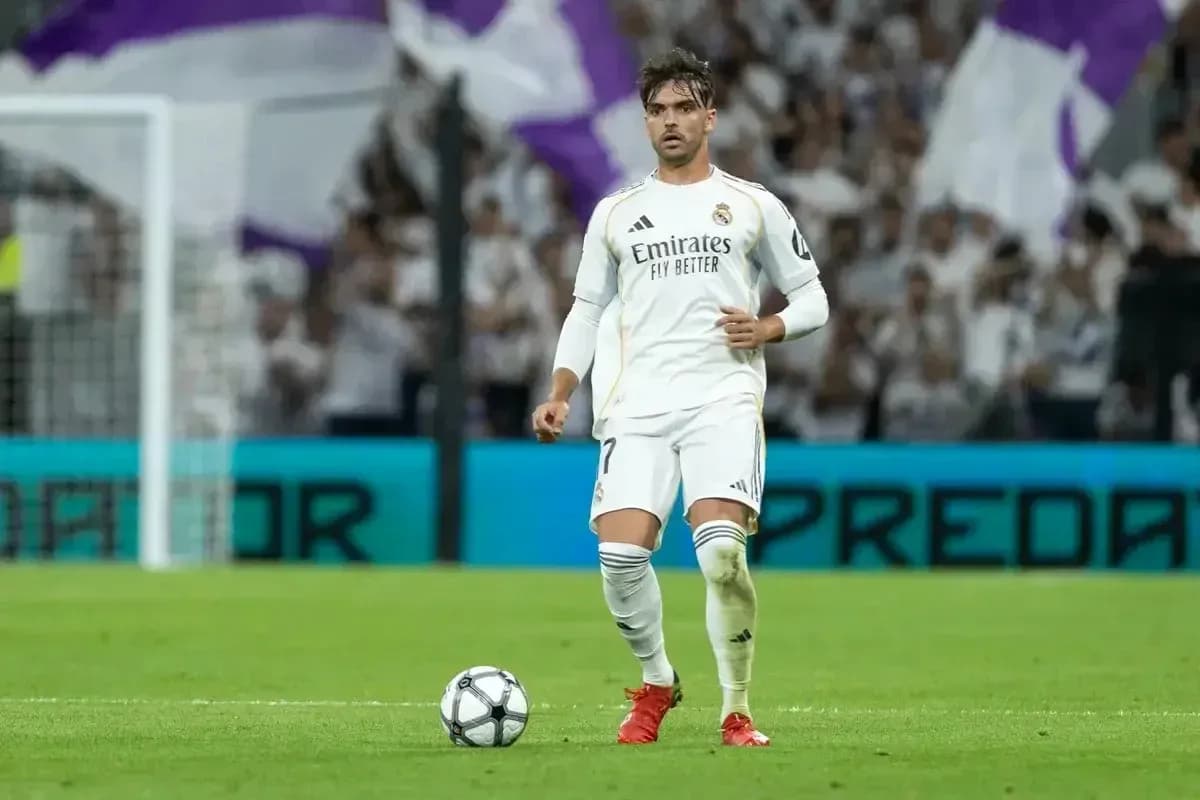 Joueur de Real Madrid se préparant à tirer un coup franc