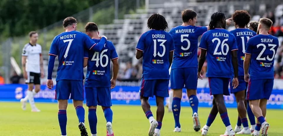 Joueurs de l'équipe célébrant un but ensemble
