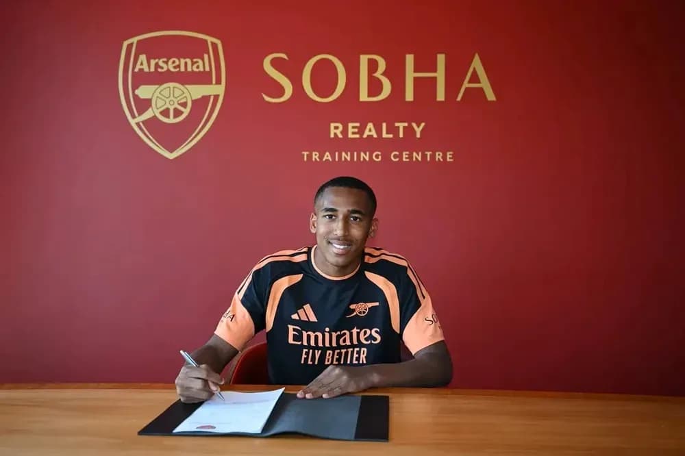 Joueur signant un contrat au centre d'entraînement d'Arsenal