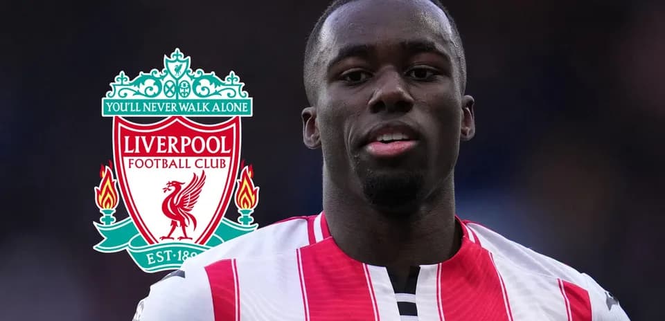 Joueur de Brentford avec logo de Liverpool en arrière-plan