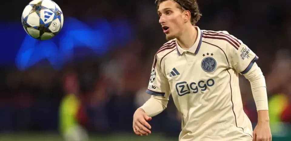 Joueur d'Ajax contrôle le ballon lors du match