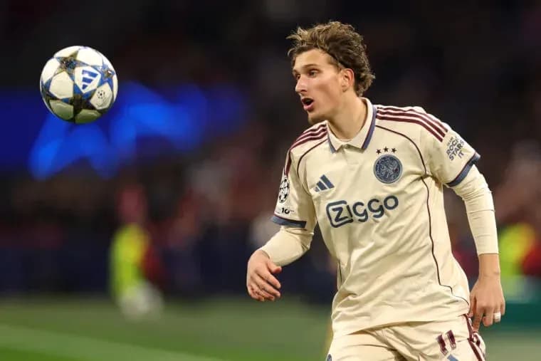 Joueur d'Ajax contrôle le ballon lors du match