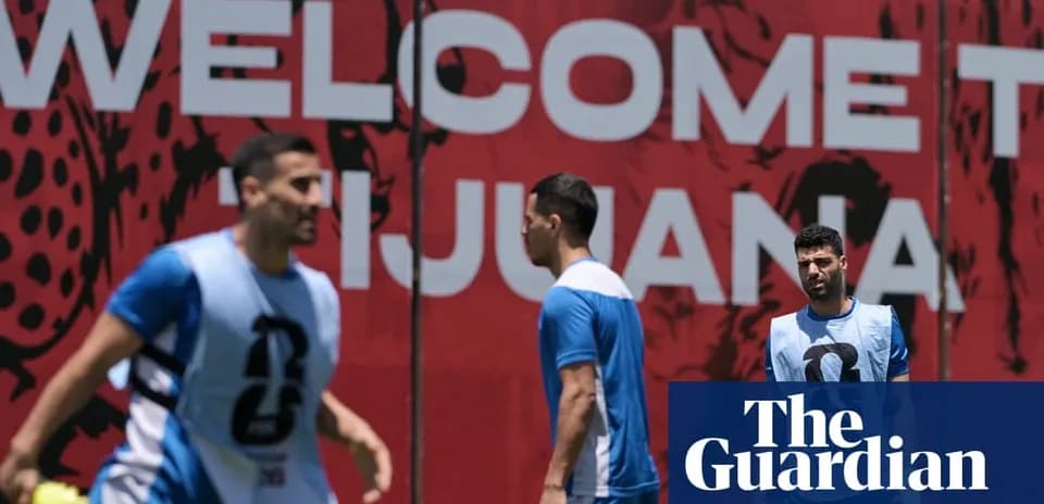 Joueurs s'entraînant devant un panneau de bienvenue