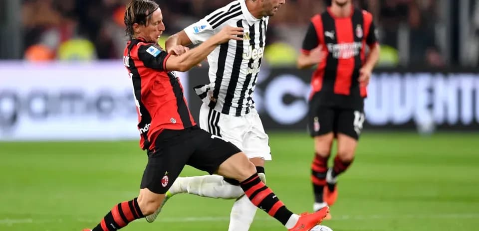 Joueur de l'AC Milan tacle un joueur de la Juventus