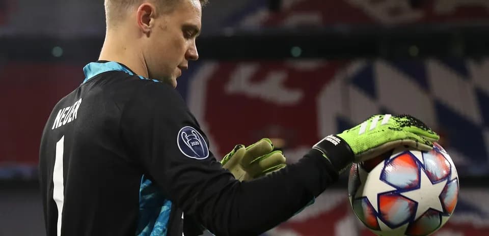 Gardien de but se préparant avec le ballon