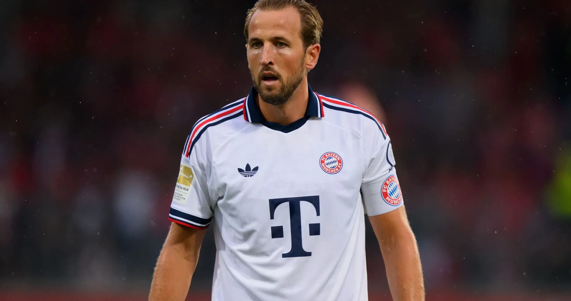 Joueur de Bayern Munich en maillot blanc sur le terrain