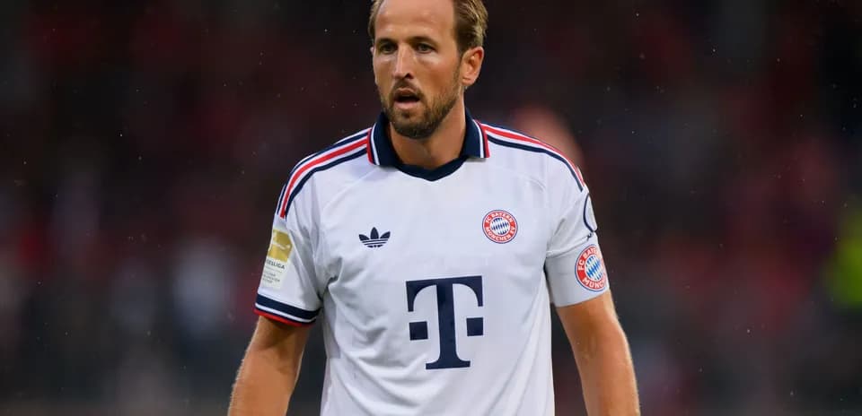 Joueur de Bayern Munich en maillot blanc sur le terrain