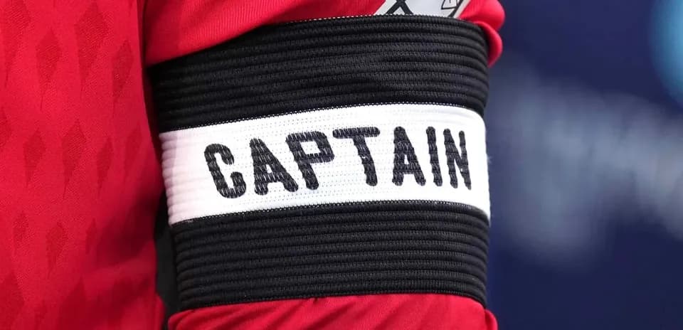 Brassard de capitaine sur un maillot rouge