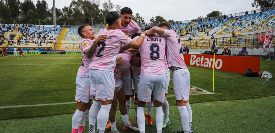 Joueurs célébrant un but à l'Estadio Nacional