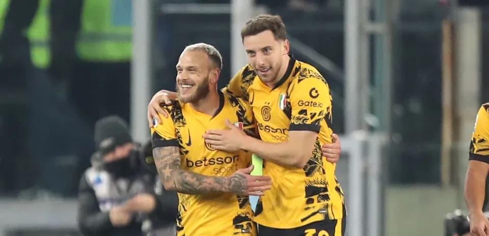 Deux joueurs célébrant un but sur le terrain