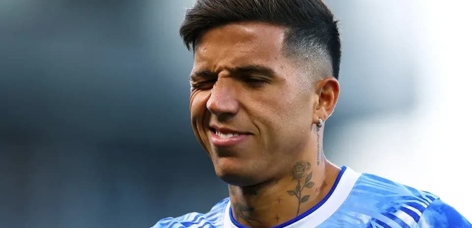 Joueur souriant avec tatouages sur le cou