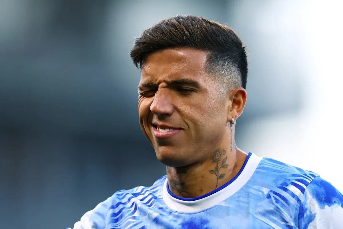 Joueur souriant avec tatouages sur le cou