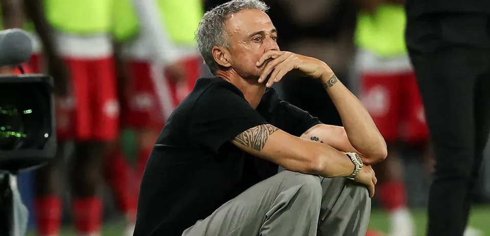 Entraîneur assis, pensif pendant un match