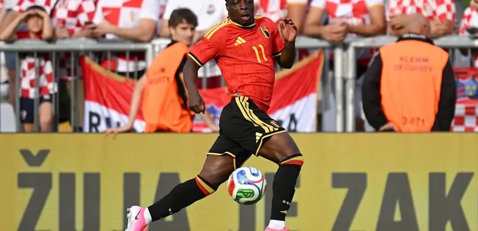 Joueur belge en action pendant un match de football