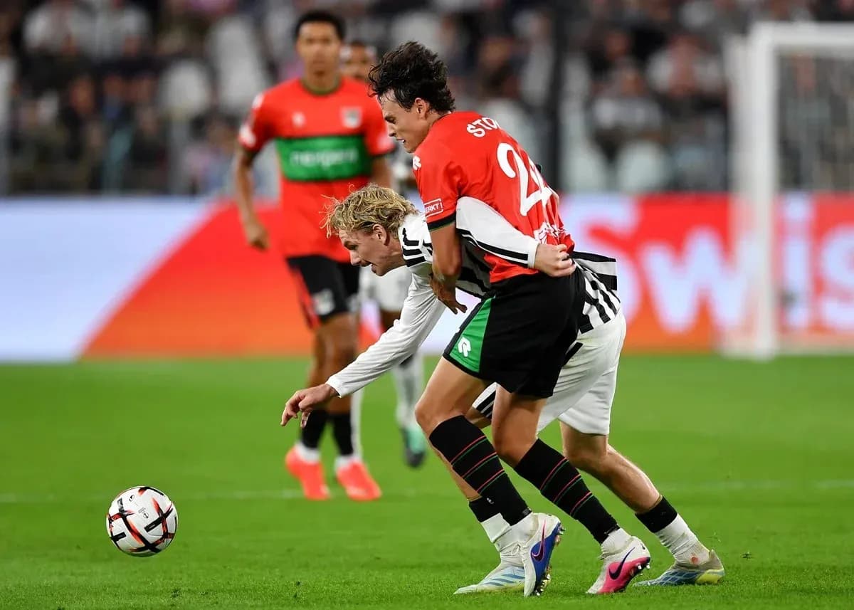 Deux joueurs en lutte pour le ballon sur le terrain