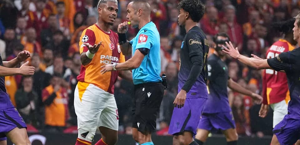 Joueurs discutant avec l'arbitre lors du match
