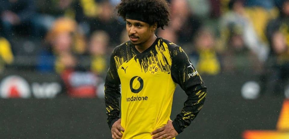 Joueur de Borussia Dortmund sur le terrain sous la pluie