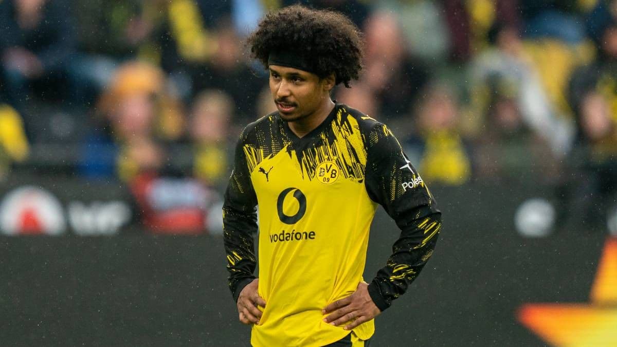 Joueur de Borussia Dortmund sur le terrain sous la pluie