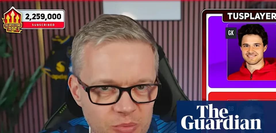 Créateur de contenu parlant devant un écran de jeu