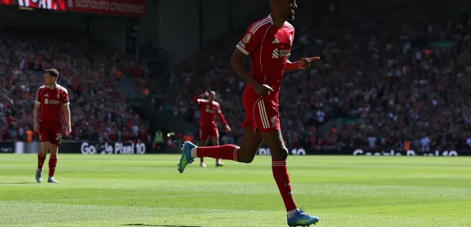 Joueur de Liverpool célèbre un but au stade