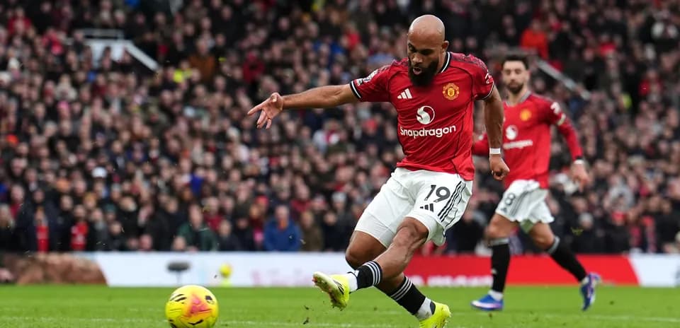 Un joueur de Manchester United tirant au but