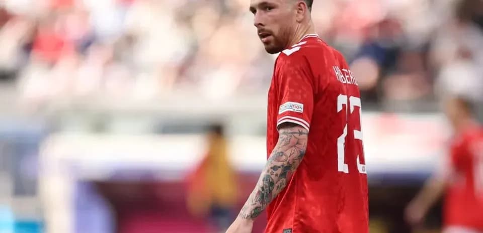 Joueur en action sur le terrain de football