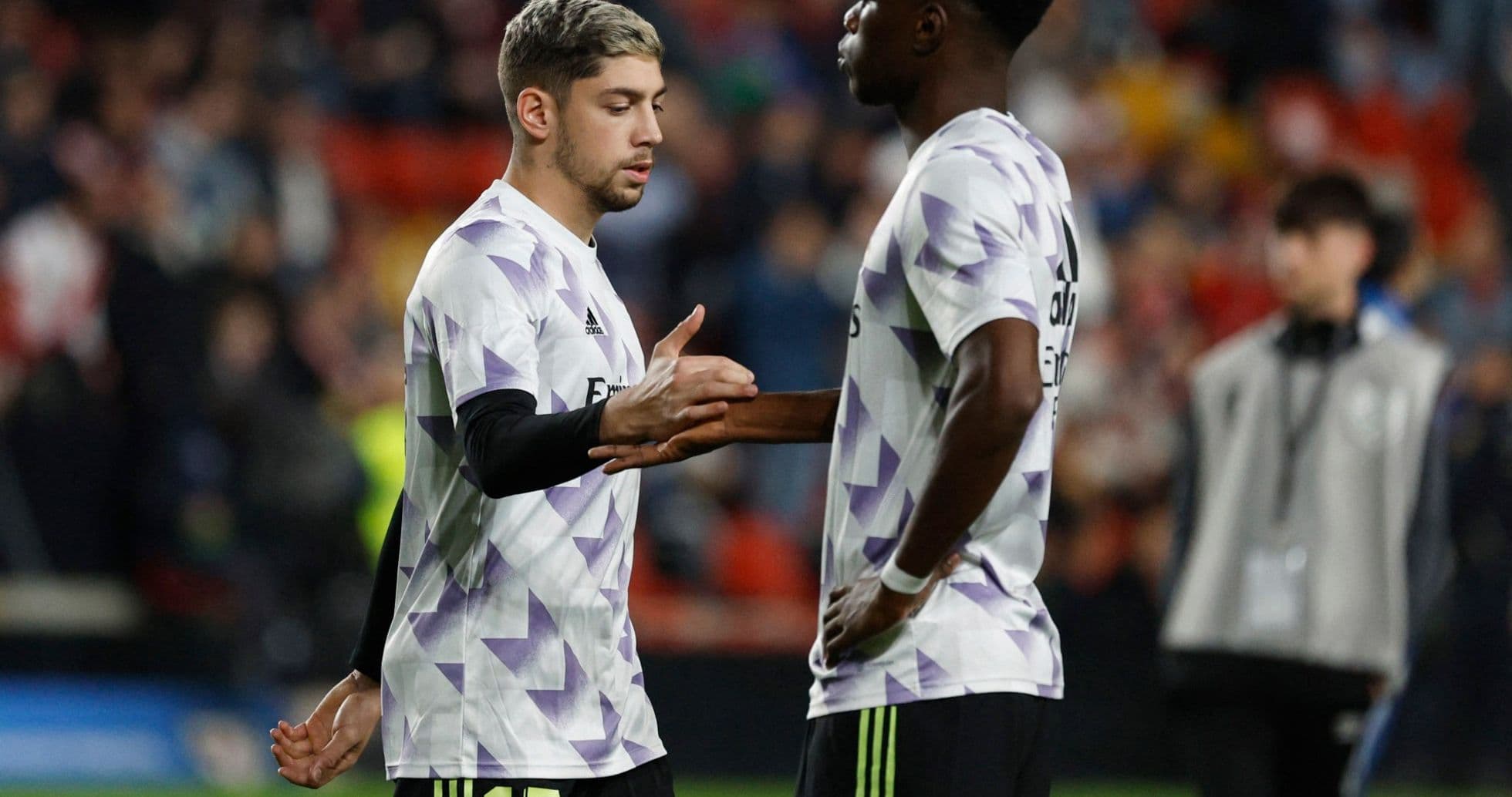 Deux joueurs du Real Madrid se saluant sur le terrain