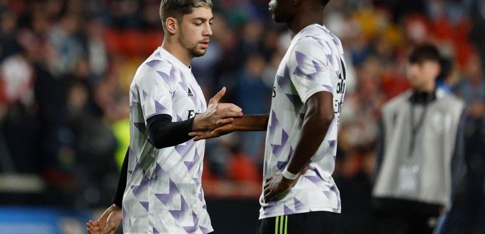 Deux joueurs du Real Madrid se saluant sur le terrain