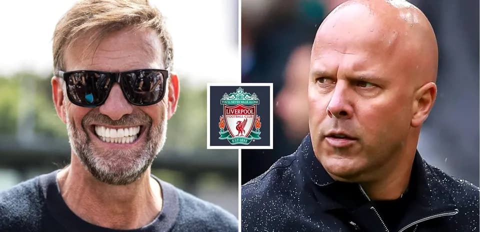 Deux entraîneurs de football avec logo de Liverpool