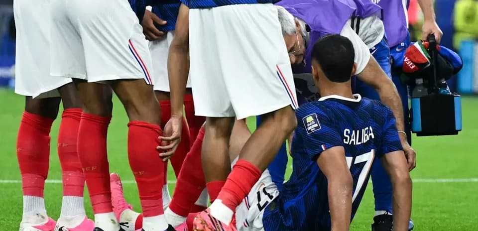 Joueur français SALIBA assis, soigné par le staff