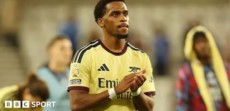 Joueur d'Arsenal applaudit après le match