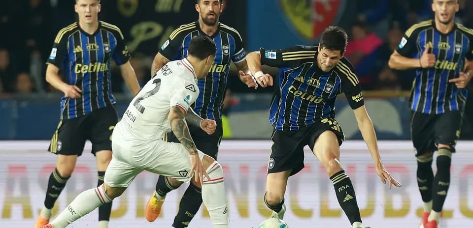Joueurs de Cremonese et Pisa en action