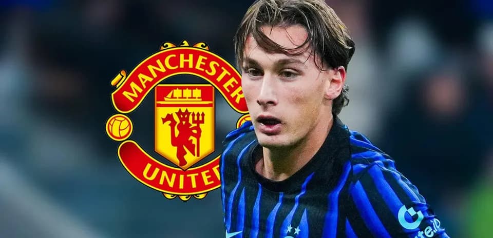 Joueur courant avec logo de Manchester United en arrière-plan