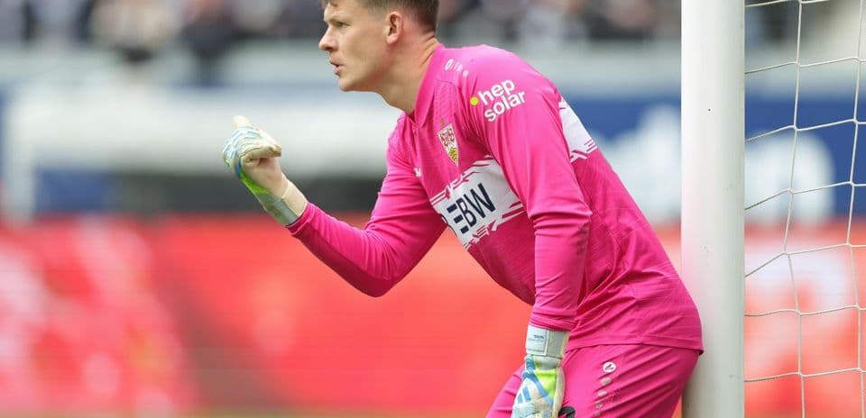 Gardien de but en uniforme rose pendant le match