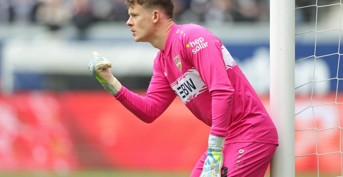Gardien de but en uniforme rose pendant le match