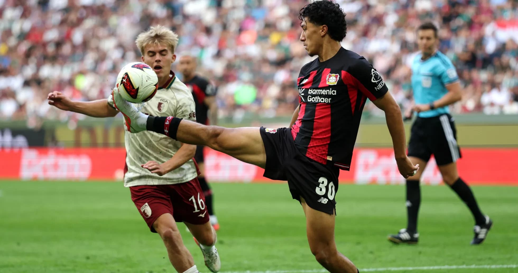 Joueur de Bayer 04 Leverkusen frappe le ballon