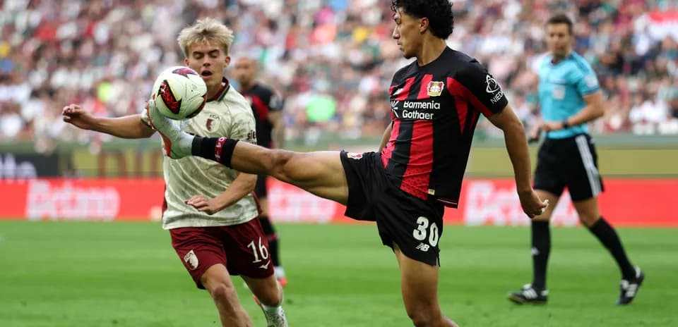 Joueur de Bayer 04 Leverkusen frappe le ballon