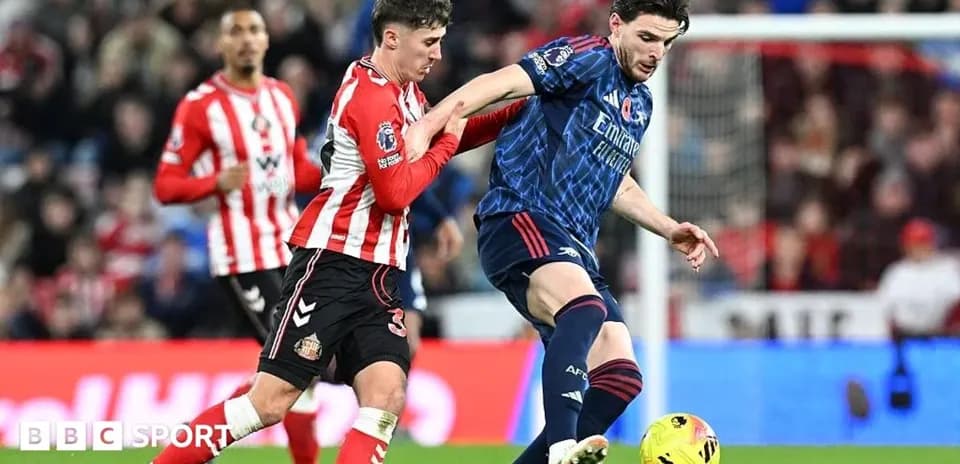 Un joueur de Sunderland défend contre un joueur d'Arsenal