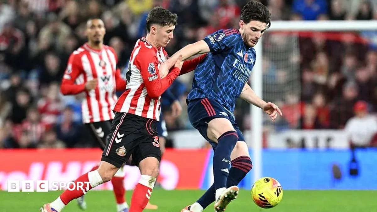 Un joueur de Sunderland défend contre un joueur d'Arsenal