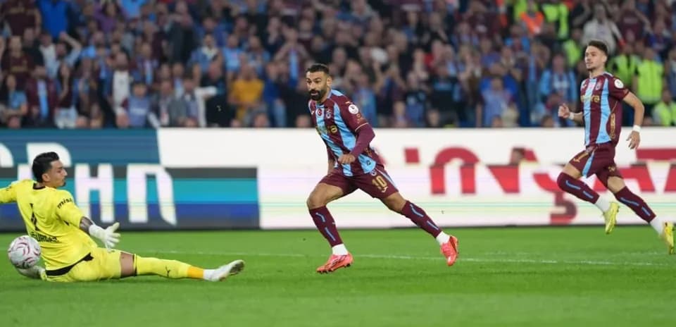 Joueur courant vers le but après avoir dribblé le gardien
