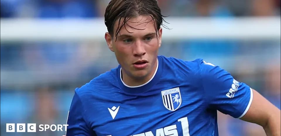 Joueur en maillot bleu courant sur le terrain